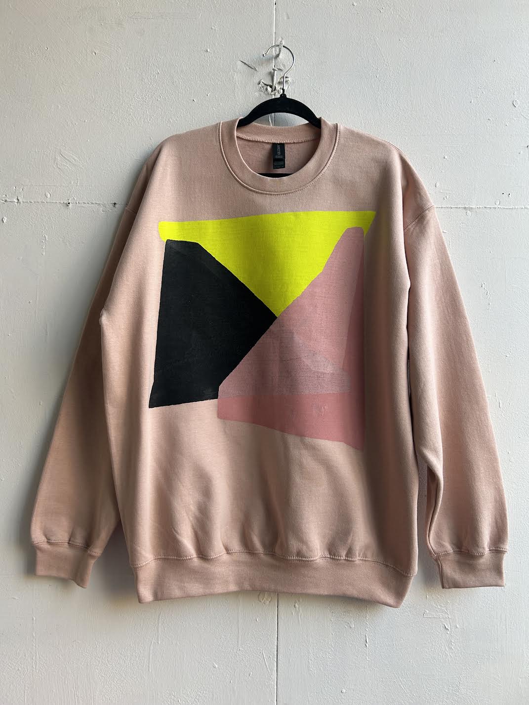 Gildan organic dust rose - pink, yellow, black printed sweatshirt